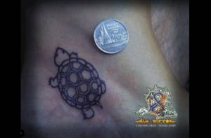 Tatuaje de una pequeña tortuga en el pie