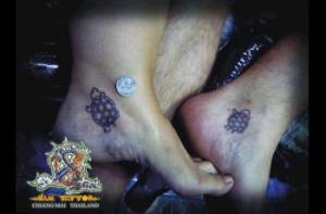 Tatuaje para pareja de pequeñas tortugas en el pie