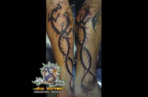 Tatuaje de dos sombras de dragón enroscadas