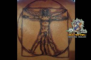 Tatuaje de la cuadratura humana de Leonardo da Vinci