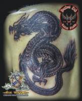 Tatuaje de un dragón con el cuerpo enroscado
