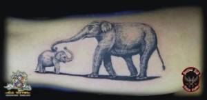 Tatuaje de un elefante con su cria
