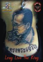 Tatuaje de un retrato en el cuello con letras tailandesas