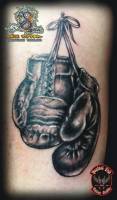 Tatuaje de unos guantes de boxeo colgados