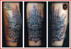 Tatuaje de un demonio tailandés hecho de piedra