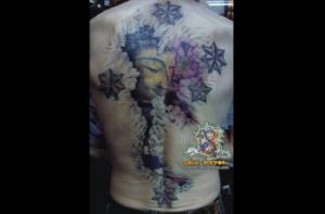 Tatuaje de la piel desgarrada con forma del mapa de Tailandia y un buda de fondo