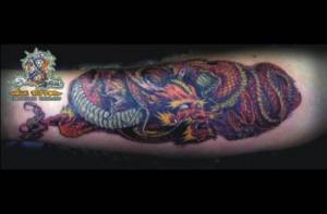 Tatuaje de un dragón a color enroscado