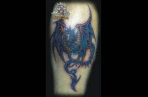 Tatuaje de un dragón de grandes alas