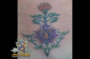 Tatuaje de una flor con algunas hojas