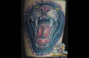 Tatuaje de una pantera con la boca abierta