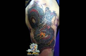 Tatuaje de un dragón con llamas
