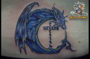 Tatuaje de un dragón rodeando la luna