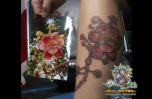 Tatuaje de una flor realista