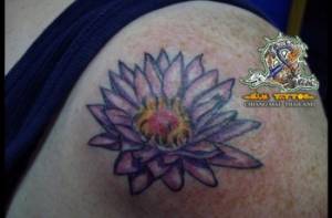 Tatuaje de una flor de loto en el hombro