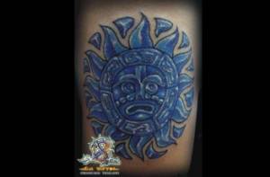 Tatuaje de un sol con cara formando un circulo