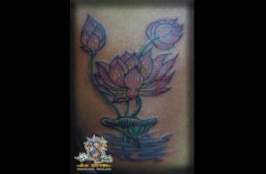 Tatuaje de una flor de loto saliendo del agua