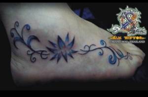 Tatuaje de una flor con doble tallo, en el pie
