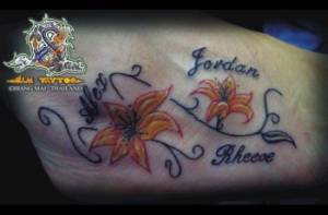 Tatuaje de unas flores con algunos nombres