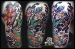 Tatuaje de una carpa medio dragon entre grandes olas