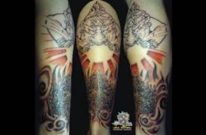 Tatuaje de mitología tailandesa en la pierna