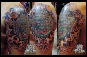 Tatuaje de un demonio tailandés y la forma de la cabeza de un buho