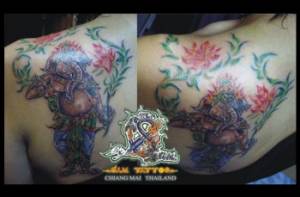 Tatuaje de Ganesha sujetando una planta