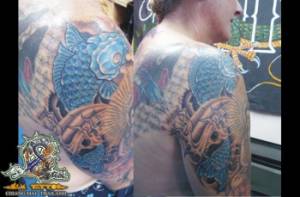 Tattoo de una koi en el hombro