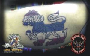 Tatuaje de un león tailandés con los colores de la bandera