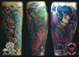 Tatuaje de unas geishas  bajo la luna
