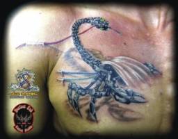 Tatuaje de un escorpión metálico saliendo de la piel