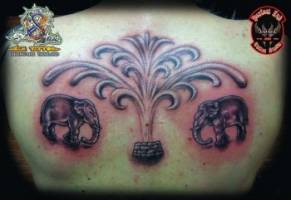 Tattoo de dos elefantes y un chorro de agua