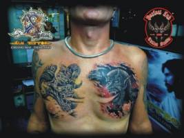 Tattoo en el pecho de un hombre de una calavera y un demonio