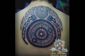 Tattoo estilo maya de círculos con un sol dentro