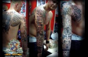 Tattoo en el brazo de estilo maorí con un nombre