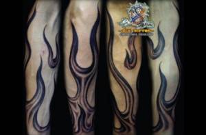 Tattoo en el antebrazo de llamas