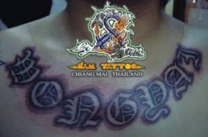 Tattoo rodeando el cuello de un nombre