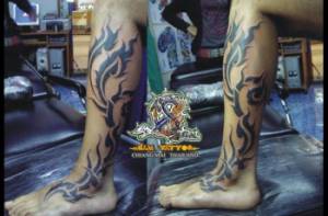 Tattoo en la pierna de fuego y tribal