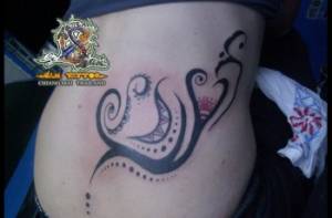 Tattoo en el costado de una chica de unas líneas tribales