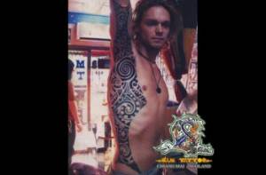 Tattoo en el costado de un chico de tribales