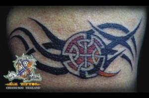 Tattoo de un símbolo celta con un tribal