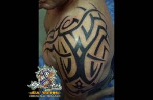 Tattoo en el hombro y pecho de un tribal