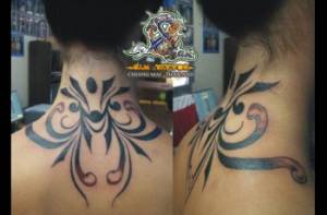 Tattoo en la nuca de una chica de un tribal