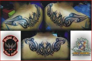 Tattoo en la espalda de un hombre de un tribal