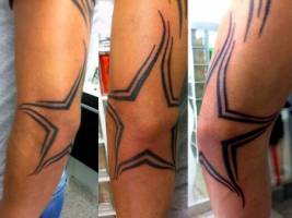 Tattoo de una estrella en la rodilla