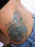 Tatuaje de un ramo de flores en la espalda de una chica