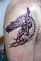 Tatuaje de un carnero con alas con un gran sol de fondo