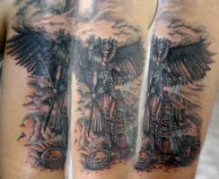 Tatuaje de un dios alado con una red