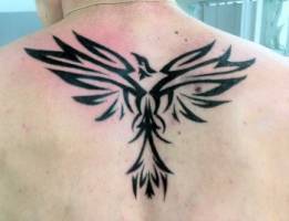 Tatuaje de un ave de tribales