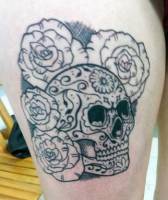 Tatuaje en blanco y negro de una calavera mexicana con cuatro rosas