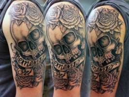 Tatuaje de una calavera con rosas en blanco y negro